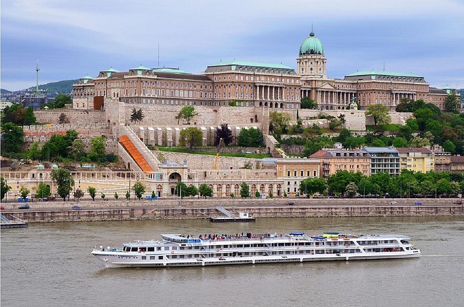 Budapest Walking Tour: Explore Top Sights & Hidden Gems - Szimpla Kert and the ruin-pub idea