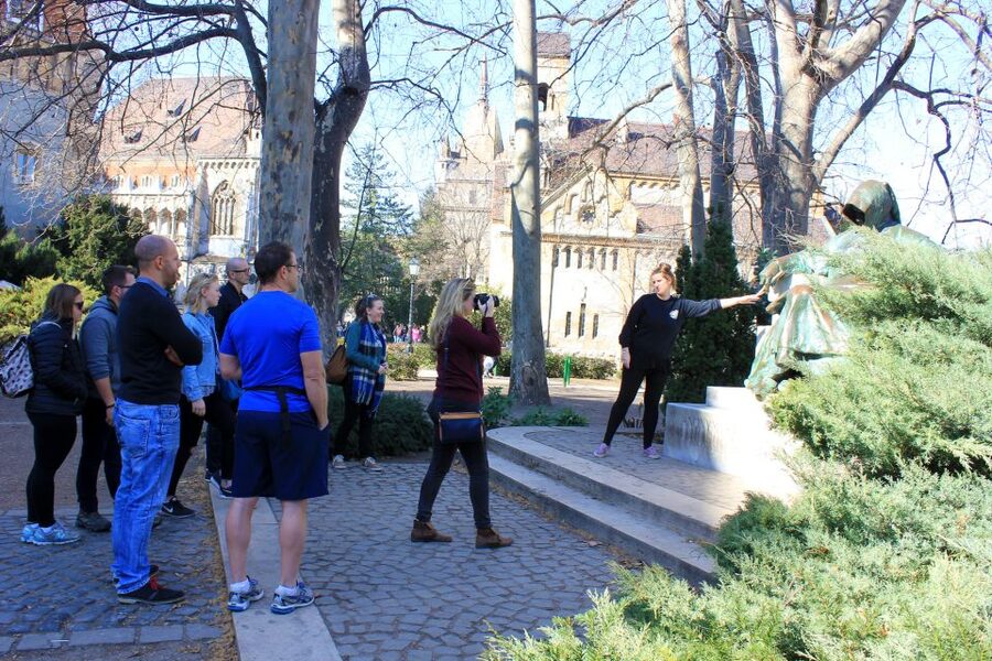 Budapest ❤️Winter Bike Tour with Coffee Stop❤️ - The guides make the history easier to follow