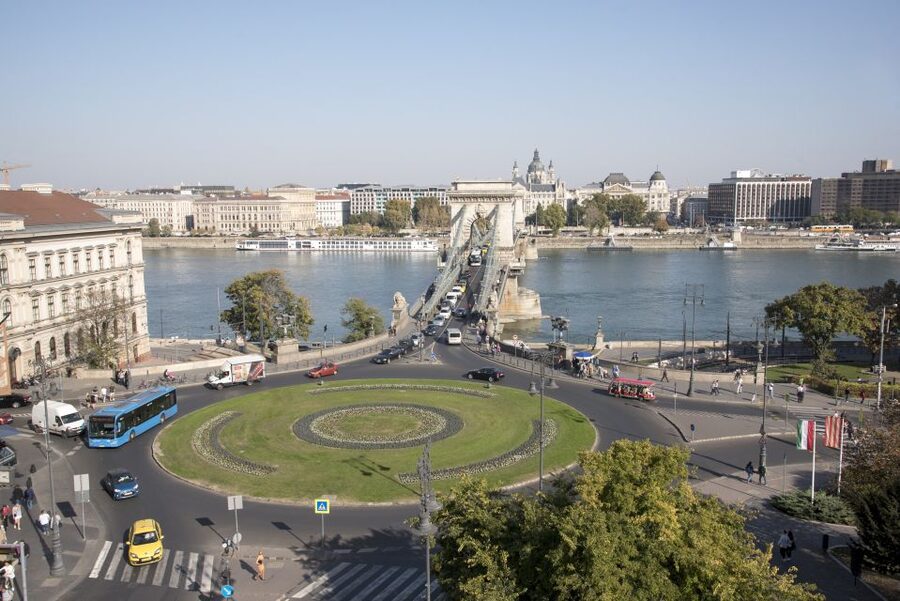 Castle District & Pest Driving Tour with Danube River Cruise - The One-Hour Danube Cruise