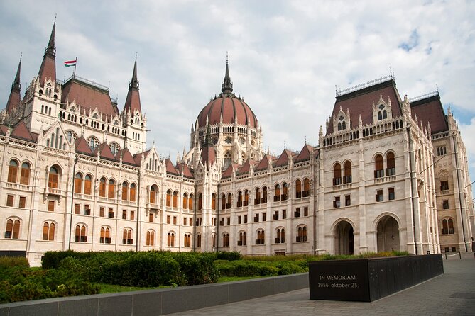 Classic Walk in Budapest - Crossing to Buda by public transport