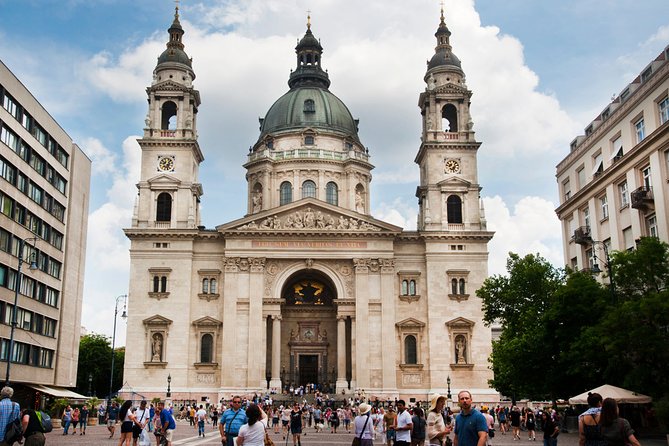 Classic Walk in Budapest Historical Center - St. Stephen’s Basilica and the value of an exterior visit