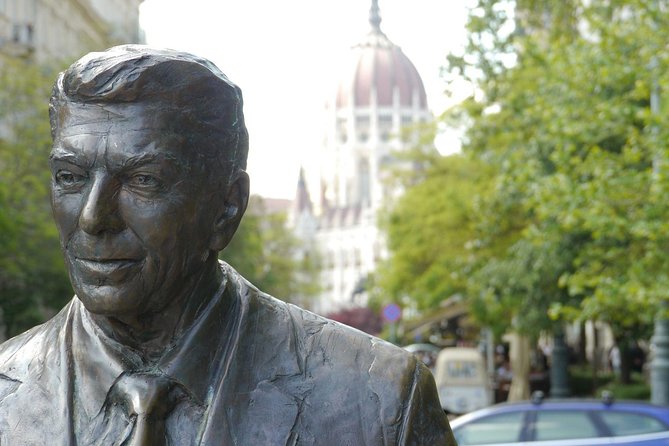 Downtown Pest Walking Tour - The Ronald Reagan Statue and the end of the Iron Curtain