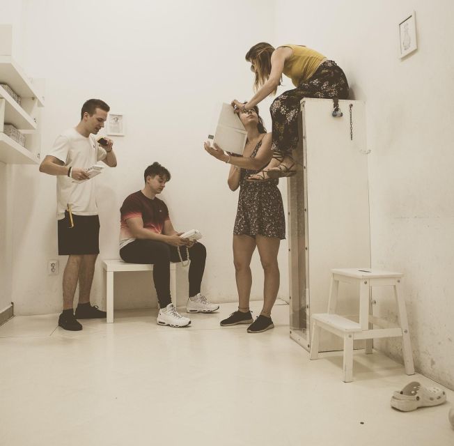 Escape Rooms by PanIQ Room in Budapest - Game-master help when your team stalls