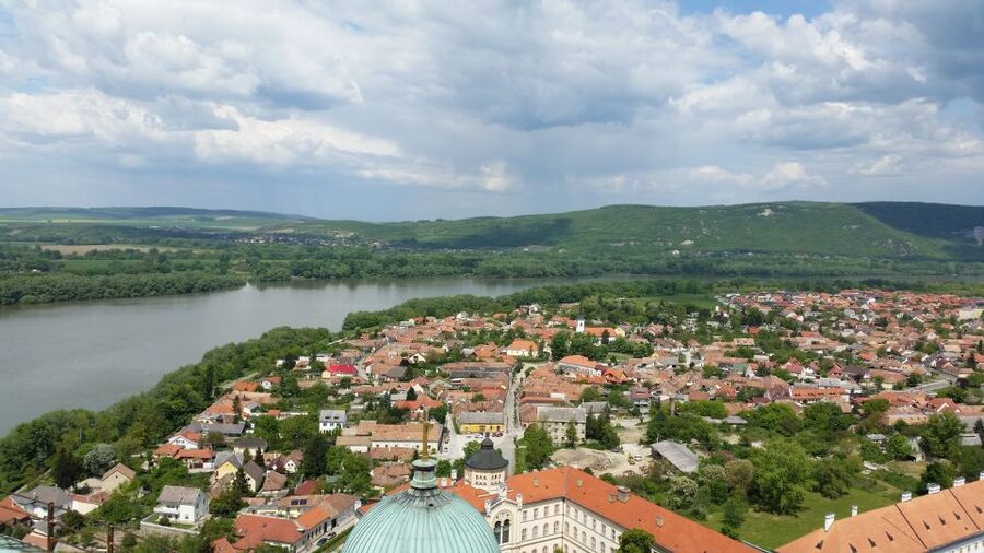 From Budapest: Danube Bend Full-Day Private Tour with Lunch - What the $754 price means