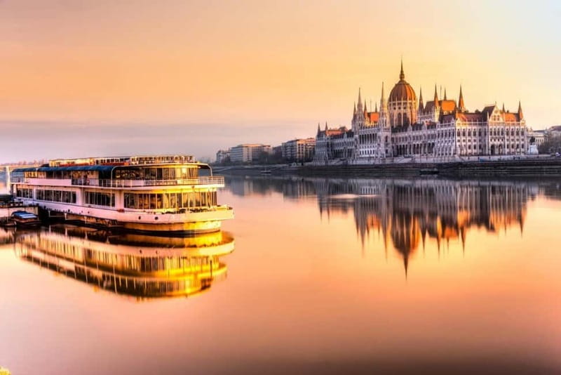 From Vienna: Budapest Group Day Trip - St. Stephen’s Basilica and Parliament views