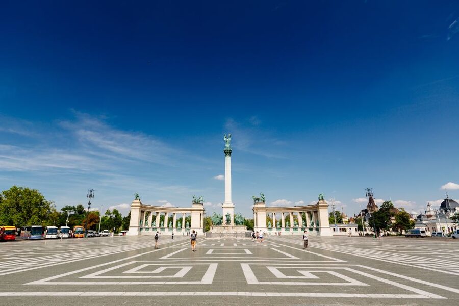 From Vienna: Guided Day Trip to Budapest - Budapest by coach: a fast look at the main sights