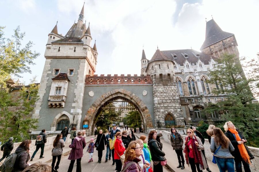 From Vienna: Guided Day Trip to Budapest - Three and a half hours to make Pest your own