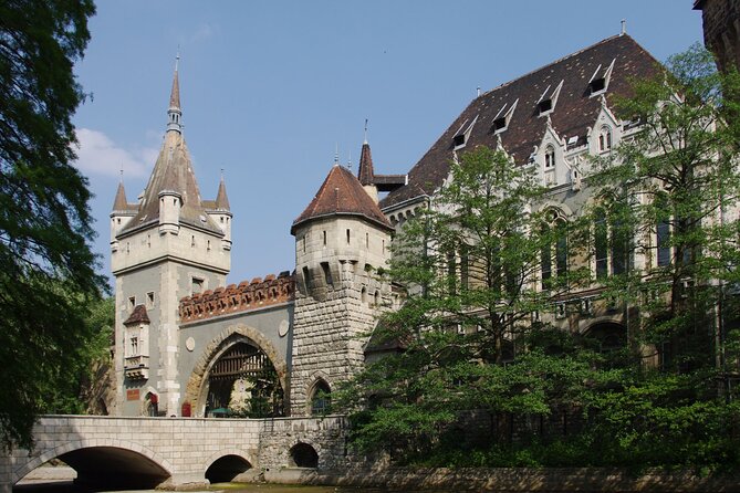 General sightseeing tour - Sandor Palace and the guards