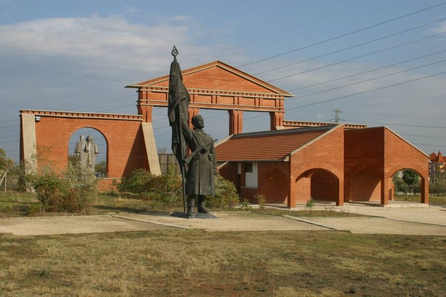 Memento Park: Official Guided Tour with Entry Ticket - Key points to know before you go