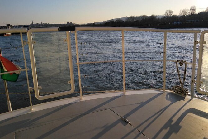 One hour Hen or Stag private party boat Budapest with unlimited beer and wine - Service, cleanliness, and realistic expectations