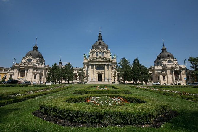 Private Budapest Bike Tour with Cafe Stop - City Park, Széchenyi Baths, and Vajdahunyad Castle