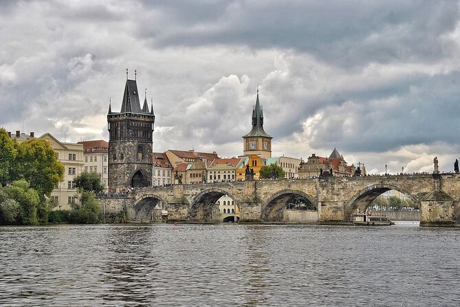 Private Transfer from Budapest to Prague with 2 hours for sightseeing - Who should book this Budapest to Prague transfer?