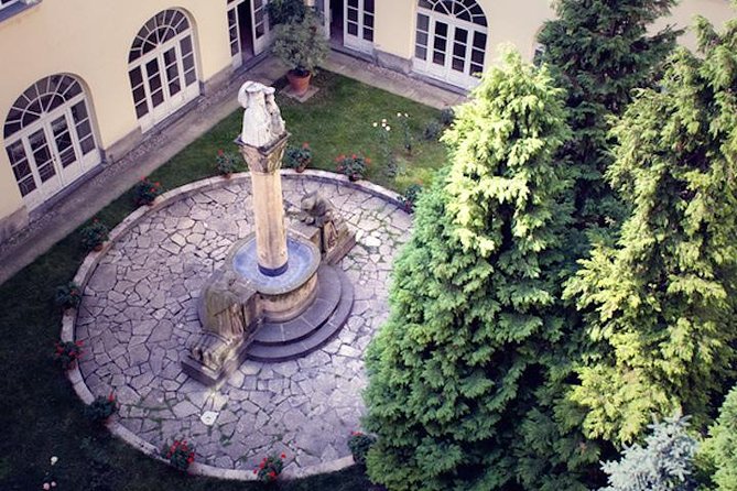 Secret Gardens and Squares Downtown | Walking Tour of Budapest - Entering the courtyards behind the doors