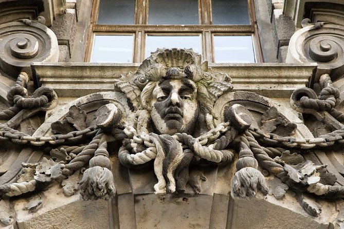 The beginner's guide to Budapest - Budapest Sightseeing Tour - Heroes’ Square and the grand entrance to City Park