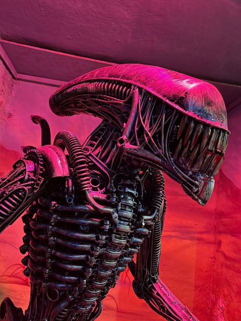Trash Art Museum: Hungary's First Scrap Metal Exhibition - Scrap metal becomes giant movie-style sculpture