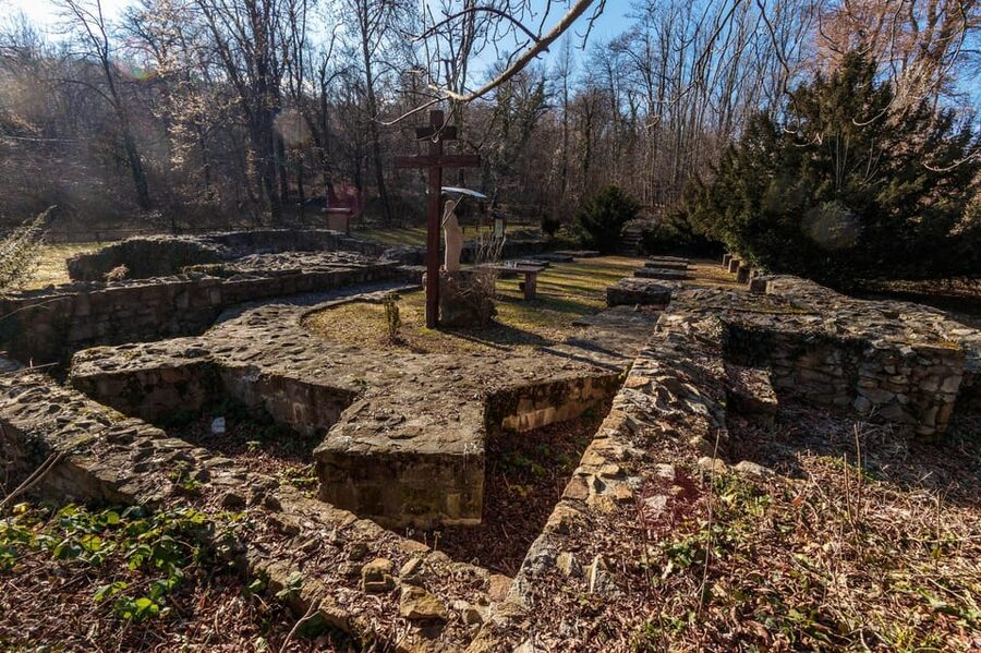 Walk to recent and aged spiritual sanctuaries near Budapest - Key things to know before you book
