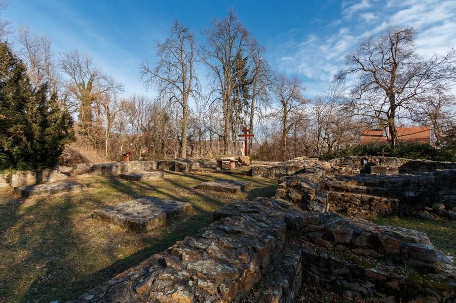 Walk to recent and aged spiritual sanctuaries near Budapest - A simple local food stop before the final climb