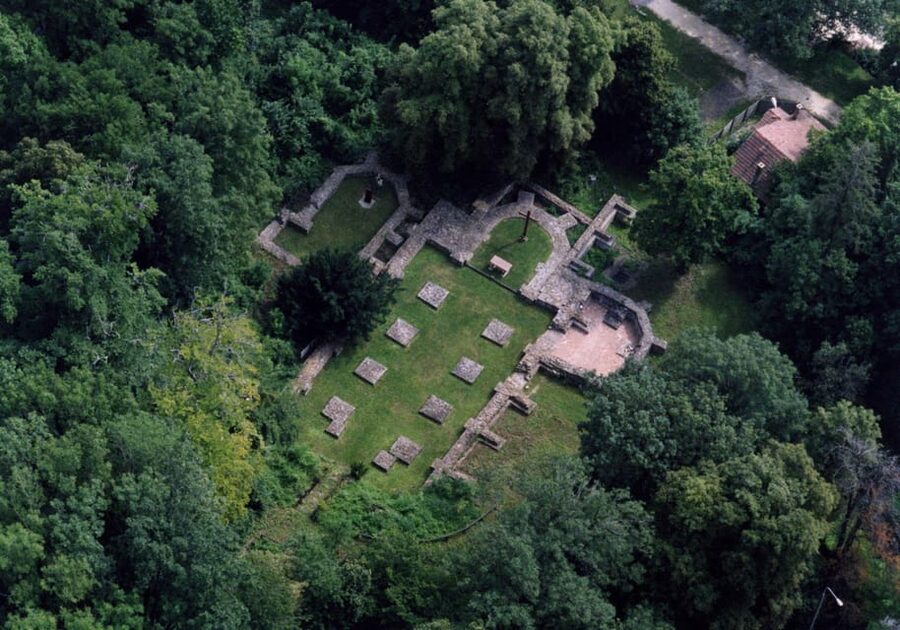 Walk to recent and aged spiritual sanctuaries near Budapest - The Kaán Károly lookout and the choice to keep walking