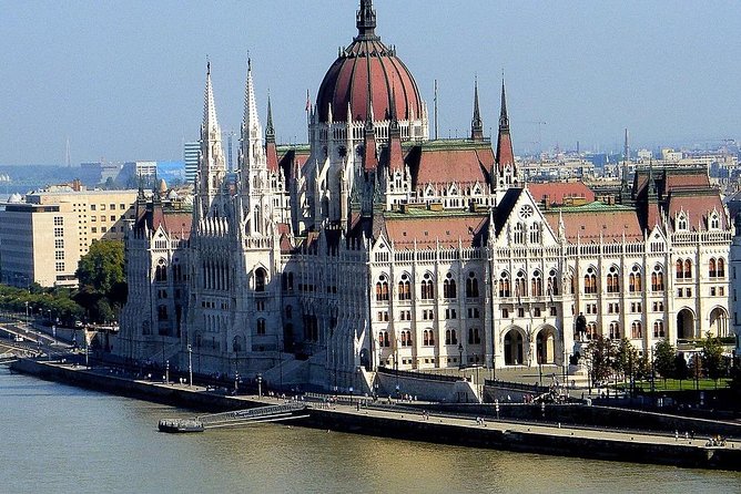 Wonders of Budapest, private tour by car! - A fast, private introduction to Budapest
